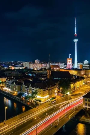 Acheter Direct Papier peint panoramique - Vision nocturne sur Berlin animé - Vision nocturne sur Berlin animé