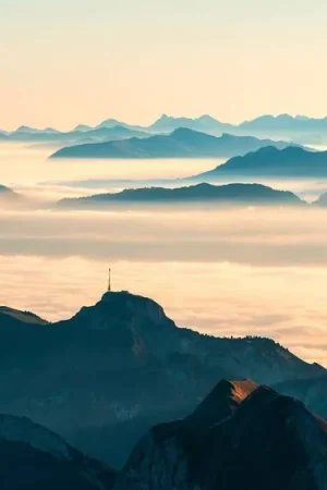 Acheter Direct Papier peint panoramique - Couches de montagnes bleues dans la brume du matin - Couches de montagnes bleues dans la brume du matin